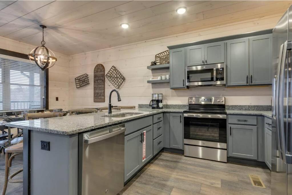 Blue Moon Ridge: Brand New Cabin! 5 Bedrooms, Pool/Hot Tub, Theatre Pigeon Forge Extérieur photo